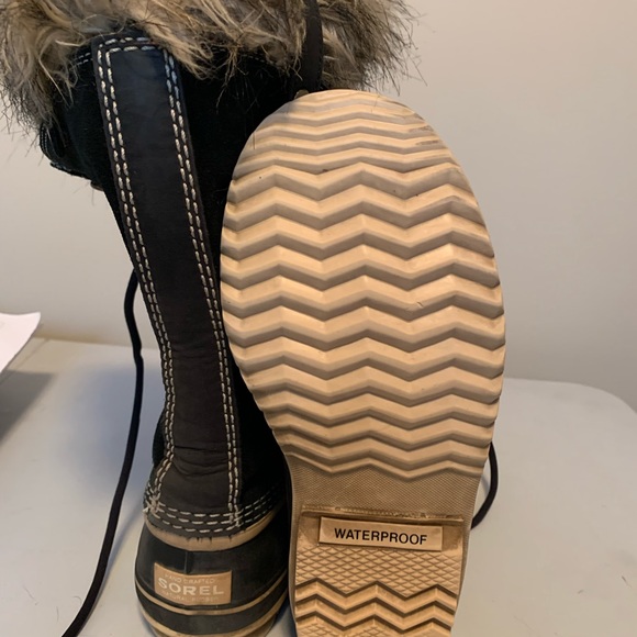 Waterproof winter boots
Size 7
Faux fir
Suede upper
Black in color - Picture 1 of 6